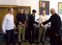 Kandydatów powitał rektor, ks. Jarosław Wojtkun