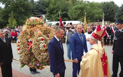 Przed ołtarz zanoszono dożynkowe wieńce. Gospodarzy wita bp Henryk Tomasik