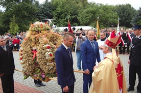 Przed ołtarz zanoszono dożynkowe wieńce. Gospodarzy wita bp Henryk Tomasik