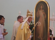 Bp Roman Pindel przed obrazem Miłosierdzia Bożego ponowił akt zawierzenia diecezji bielsko-żywieckiej