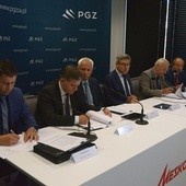 Umowę podpisują (od lewej): Paweł Chara - PIT Radwar, Waldemar Skowron - prezes zarządu Mesko, Dariusz Sokólski - członek zarządu PGZ, Wojciech Dąbrowski - prezes zarządu PGZ, Edward Żak - prezes zarządu WZE i Leszek Walczak - prezes zarządu WZL nr 2