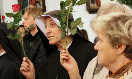 Symbolem św. Rity jest róża – połączenie radości, piękna z cierpieniem