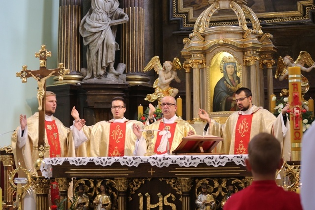 Zawierzenie szkół katolickich i parafii św. Marii Magdaleny