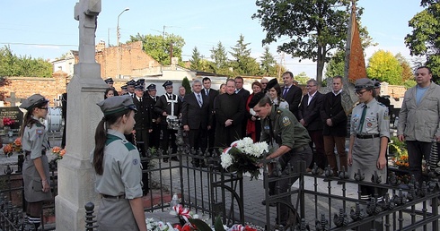 Harcerze składają kwiaty przed grobem Antoniego Troczewskiego i jego żony