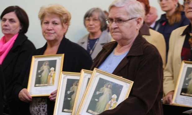 Ks. kan. Jacek Gracz poświęcił pamiątki peregrynacji: obrazki Bożego Miłosierdzia do domów rodzinnych