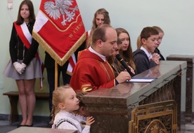 Delegacje uczniów szkół katolickich oraz przedszkola wraz z ks. dyrektorem Tomaszem Sroką zawierzyły siebie Bożemu Miłosierdziu