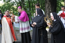 Bp Roman Pindel, ks. Zdzisław Grochal i siostry elżbietanki jako pierwsi uczcili Znaki Miłosierdzia