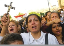 Koptyjscy chrześcijanie w Kairze protestują przed budynkiem egipskiej telewizji publicznej przeciwko prześladowaniom 