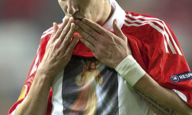 Sześć lat temu Makaron grał  w Benfica Lizbona. Pod klubową koszulką – t-shirt z obrazem Jezusa Miłosiernego i napisem: „Jezu, ufam Tobie”
