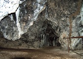 Według legendy to właśnie w tej jaskini ukrywał się Władysław Łokietek.  Wejścia chroni dziś  metalowa pajęczyna.  Grota jest wielką atrakcją regionu i stałym punktem wycieczek wszystkich szkół  z południa Polski