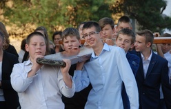 Gimnazjaliści z Bedlna z radością ponieśli krzyż ŚDM na swoich ramionach