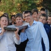 Gimnazjaliści z Bedlna z radością ponieśli krzyż ŚDM na swoich ramionach