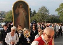 Parafianie z Mnisztwa w procesji nieśli peregrynujace Znaki Bożego Miłosierdzia