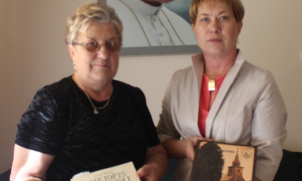Jadwiga Majdak (z lewej) i Bożena Babiuch - parafianki z Bujakowa pamiętają o przeszłości parafii, ale i zabiegają o jej przyszłość