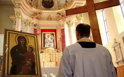 Symbole ŚDM w kościele w Giżycach