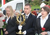 Delegacja młodych z relikwiami w Głębokiem