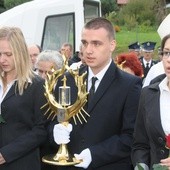 Delegacja młodych z relikwiami w Głębokiem