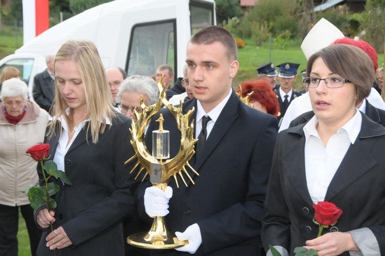 Delegacja młodych z relikwiami w Głębokiem