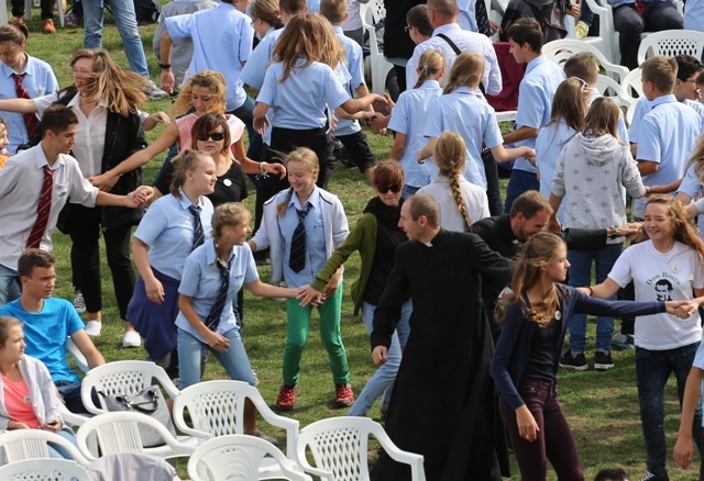 Salezjańscy uczniowie na 200. urodzinach ks. Bosko na Jasnej Górze