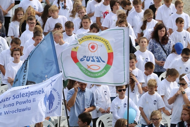 Salezjańscy uczniowie na 200. urodzinach ks. Bosko na Jasnej Górze