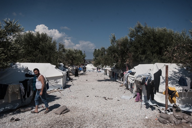 Lesbos: Tymczasowe obozy
