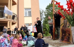 Symbole ŚDM przed Domem Kapłana Seniora w Sochaczewie