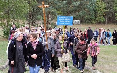 Pielgrzymi wchodzą do Miasteczka Krwi Chrystusa w Chrustach