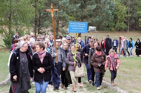 Pielgrzymi wchodzą do Miasteczka Krwi Chrystusa w Chrustach