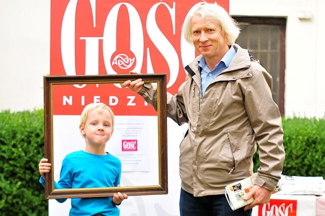 Zdjęcie z „Gościem” i proboszczem