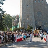 W procesji uczestniczy wielu wiernych