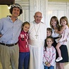 „Bez rodziny Kościół by nie istniał” – przekonywał Franciszek podczas Światowego Spotkania  Rodzin w Filadelfii.  Na zdjęciu papież z rodziną  z Argentyny 