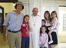„Bez rodziny Kościół by nie istniał” – przekonywał Franciszek podczas Światowego Spotkania  Rodzin w Filadelfii.  Na zdjęciu papież z rodziną  z Argentyny 