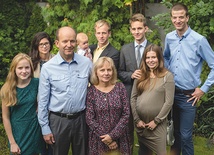 W pierwszym rzędzie od lewej stoją: Barbara, Konstanty  i Joanna, Adrianna; w drugim rzędzie od lewej: Aleksandra,  Jan z Różą, Karol, Michał Radziwiłłowie