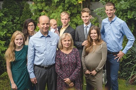 W pierwszym rzędzie od lewej stoją: Barbara, Konstanty  i Joanna, Adrianna; w drugim rzędzie od lewej: Aleksandra,  Jan z Różą, Karol, Michał Radziwiłłowie