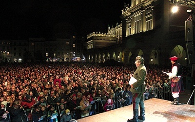  „Lekcje śpiewania” przyciągają na krakowski Rynek Główny tysiące ludzi
