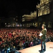 „Lekcje śpiewania” przyciągają na krakowski Rynek Główny tysiące ludzi