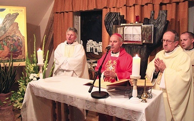  Bp Rudolf Pierskała przewodniczył Mszy św., podczas której poświęcona została odbudowana kaplica 