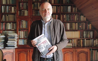  Wojciech Turek jest historykiem i publicystą. W okresie PRL należał do Ruchu Młodej Polski