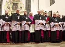 Księża kanonicy z bp. Jackiem Jezierskim