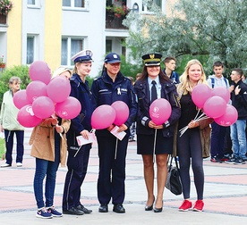 Różowe baloniki i wstążeczki towarzyszą każdej akcji, w czasie której kobiety walczą z rakiem piersi 