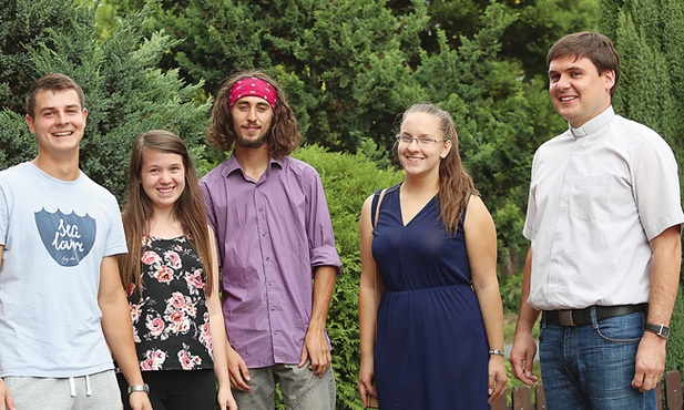 Ks. Andrzej Sander z animatorami hałcnowskiej oazy też uczą miłości bliźniego