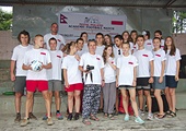 Uczestnicy wyprawy przed meczem piłki nożnej w Nepalu