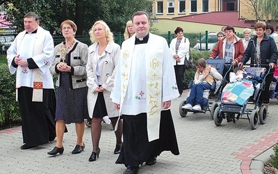  Relikwie papieża Polaka z parafii zostały w procesji przeniesione do Ośrodka Rehabilitacji Osób z Upośledzeniem Umysłowym im. Jana Pawła II