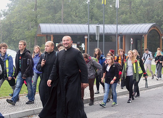  Tegoroczna wrześniowa nocna pielgrzymka młodzieży do Rud odbyła się w intencji ŚDM i pokoju. Na pierwszym planie ks. Artur Pytel