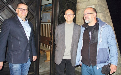  Szymon Marciniak (od prawej), Tomasz Baliczek i Marek Stanek  zachęcają mężczyzn do dołączenia do nich