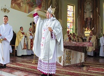   20 września bp Andrzej Jeż konsekrował kościół w Pustkowie