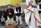 Ks. Wojciech Pal próbował porozmawiać z owieczką Baśką. Niestety - bezskutecznie