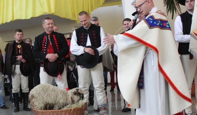 Ks. Wojciech Pal próbował porozmawiać z owieczką Baśką. Niestety - bezskutecznie