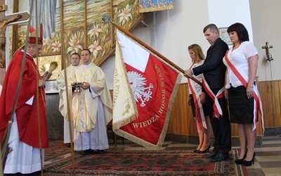 Sztandar poświęcił bp Henryk Tomasik