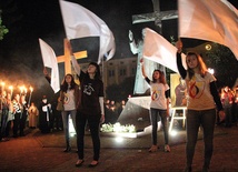 Taniec uwielbienia przy symbolach ŚDM w Nowym Mieście nad Pilicą
